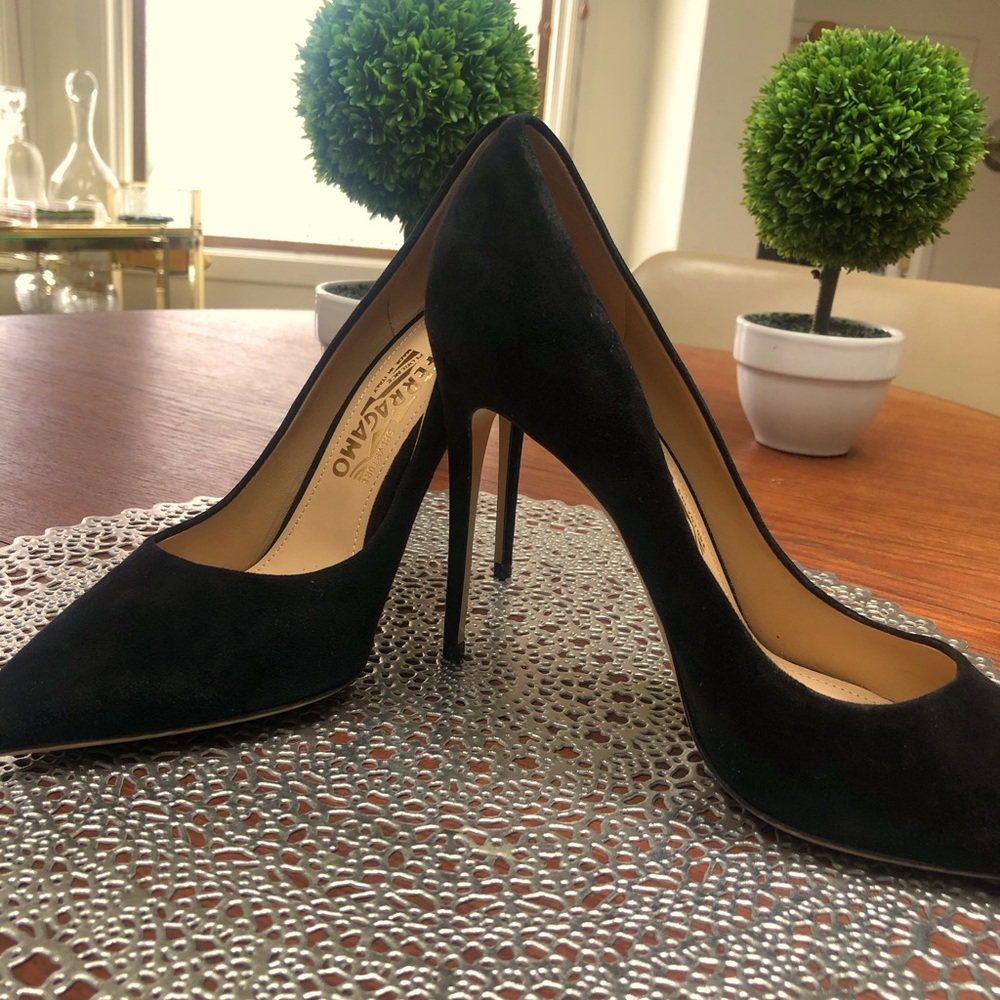 Sz 9.0C Salvatore Ferragamo Fiore Black Suede Heels